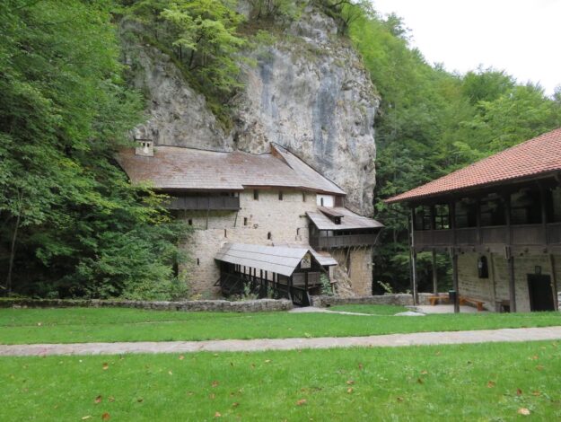 セルビア修道院めぐり（8） ツルナ・レカ修道院（Manastir Crna reka）