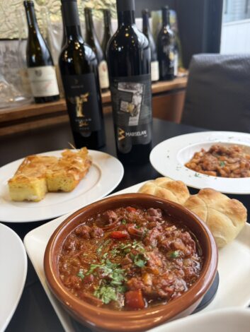 4月だけの期間限定！ 東京・銀座のバーで味わうセルビア料理とワイン